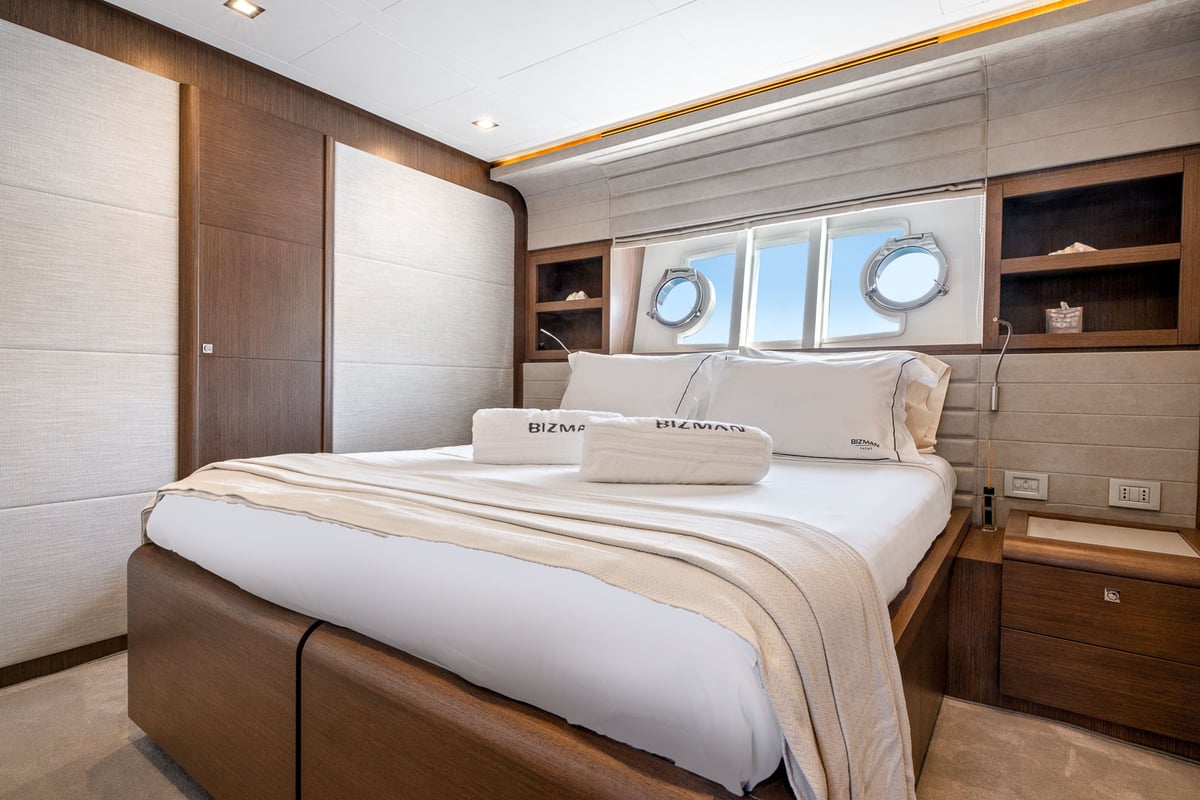 yacht Bizman double cabin with sliding beds
