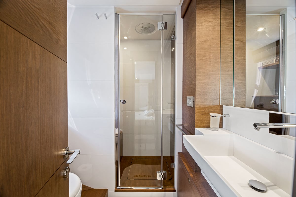 yacht Bizman double cabin bathroom