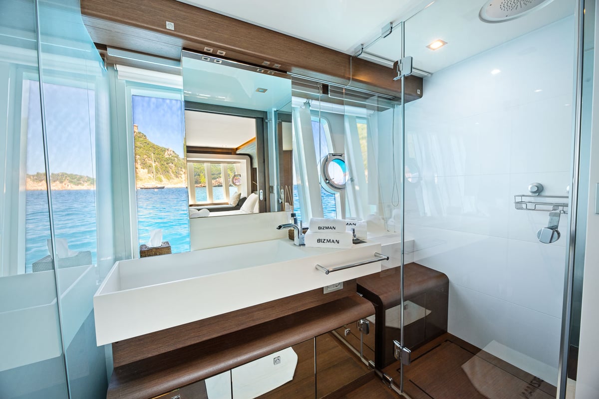 yacht Bizman master bathroom