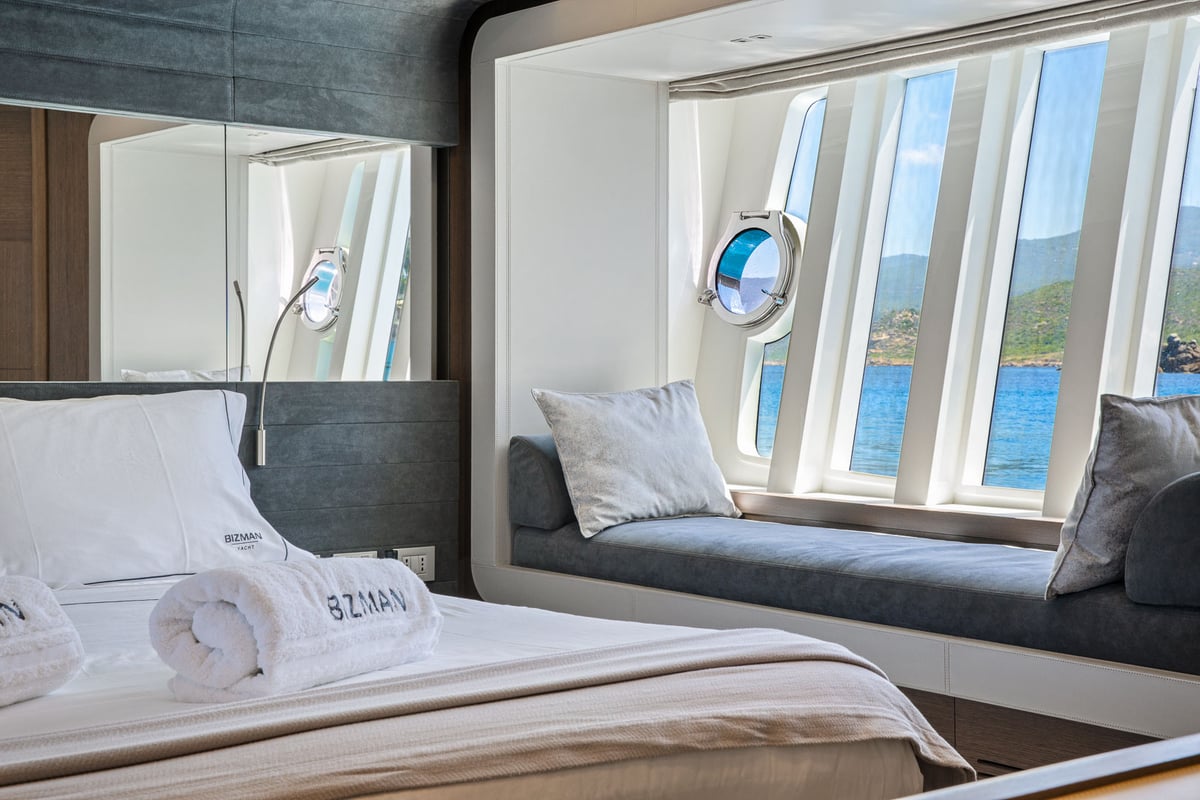 yacht Bizman master lounge area