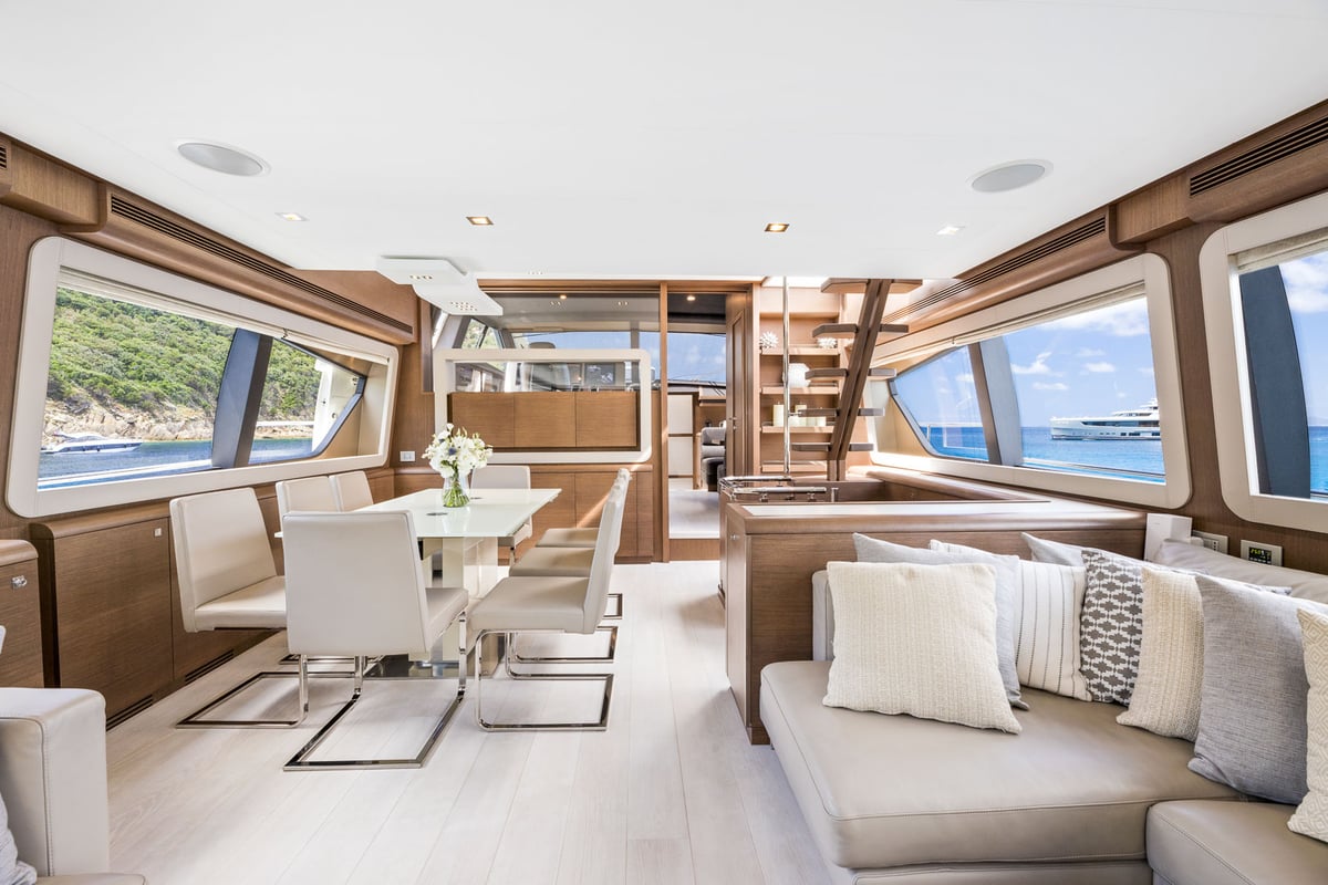 yacht Bizman dining area