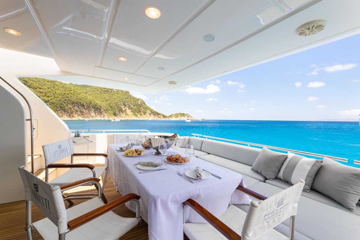 yacht Bizman aft cockpit seating